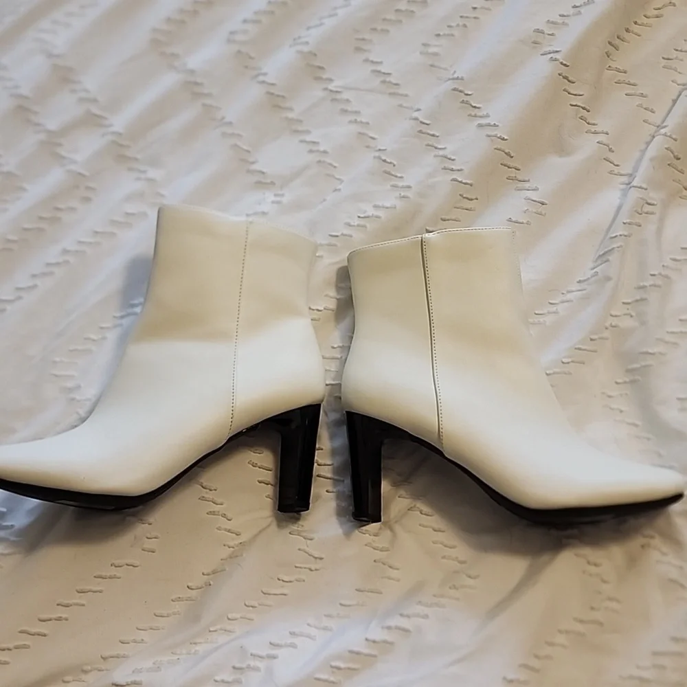 White heeled boot - Picture 3 of 3